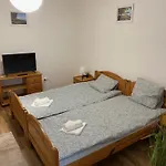 Global Apartmanhaz Bed & Breakfast 3*