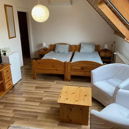 לינה וארוחת בוקר Global Apartmanhaz פוניארצוושהג'